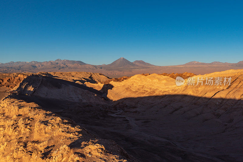 月亮谷圆形剧场的沙丘黄昏在月亮谷阿塔卡马沙漠，智利(Valle de la Luna)